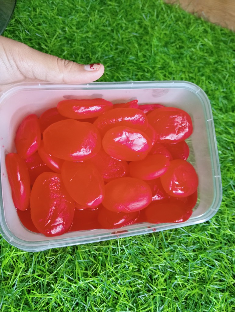 Manisan merah Teras Rumah Prameswari